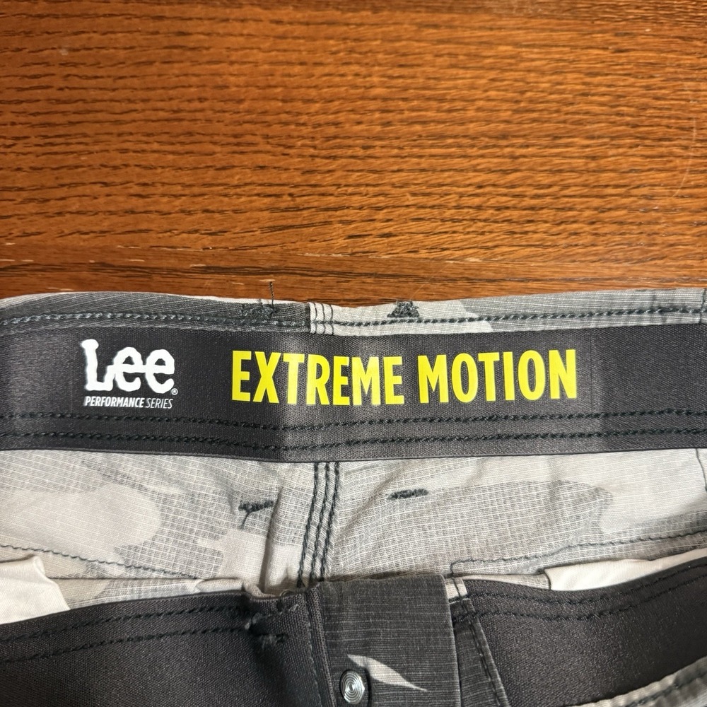 Lee Extreme Motion Cargo Shorts Mens 33 Gray Camo Stretch Performance HikingWork - Picture 3 of 16